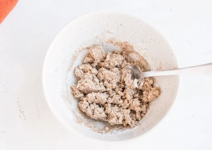 Mix streusel topping in a bowl