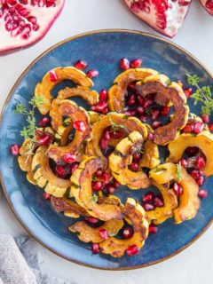 Maple Cinnamon Roasted Delicata Squash is a healthy side dish #paleo #glutenfree #holiday