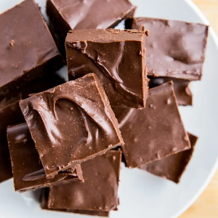 Easy Low-Carb Chocolate Fudge Recipe - sugar-free, easy to make fudge recipe using minimal, clean ingredients!