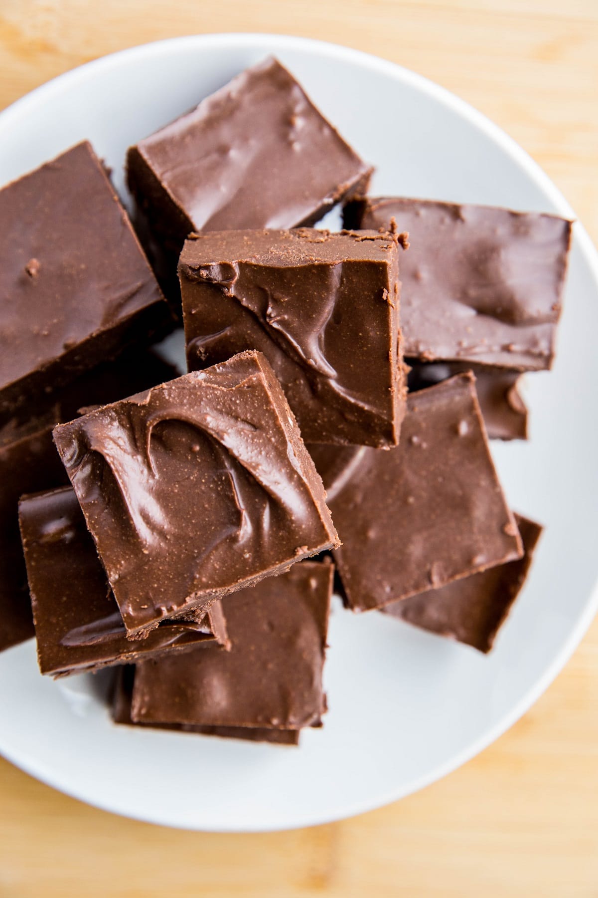 Easy Low-Carb Chocolate Fudge Recipe - sugar-free, easy to make fudge recipe using minimal, clean ingredients!