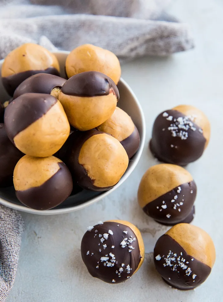 Low-Carb Keto Peanut Butter Buckeyes (or peanut butter balls) - chocolate covered peanut butter fudge makes for an amazing candy/truffle recipe that the whole family will love. Sugar-free and easy to make vegan