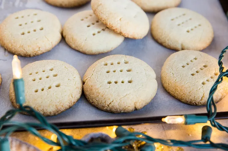 Low-Carb Shortbread Cookies made with almond flour and coconut oil - a healthier keto Christmas cookie recipe