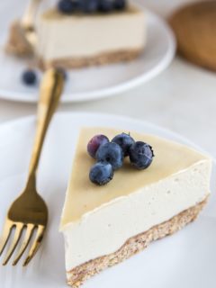 Dairy-Free Low-Carb Cheesecake - a sugar-free cheesecake recipe. No-bake, grain-free, keto friendly and delicious