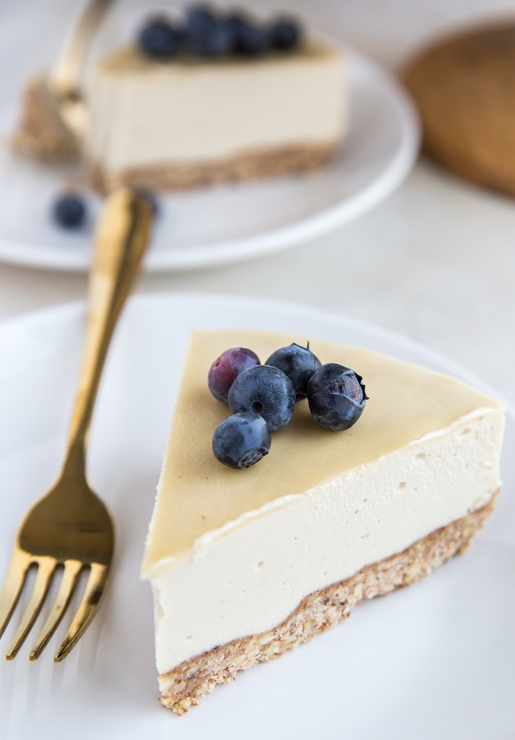 Dairy-Free Low-Carb Cheesecake - a sugar-free cheesecake recipe. No-bake, grain-free, keto friendly and delicious