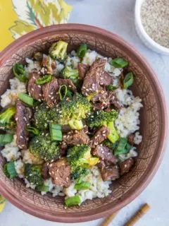 30-Minute Sesame Ginger Garlic Broccoli Beef Stir Fry - a quick and easy healthy weeknight meal