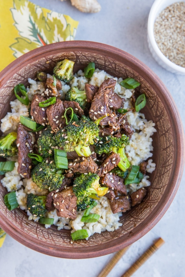 30-Minute Sesame Ginger Garlic Broccoli Beef Stir Fry - a quick and easy healthy weeknight meal