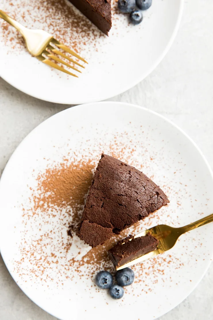 Keto Chocolate Cake Recipe made with zero flour, sugar, or dairy! An amazingly decadent chocolate cake