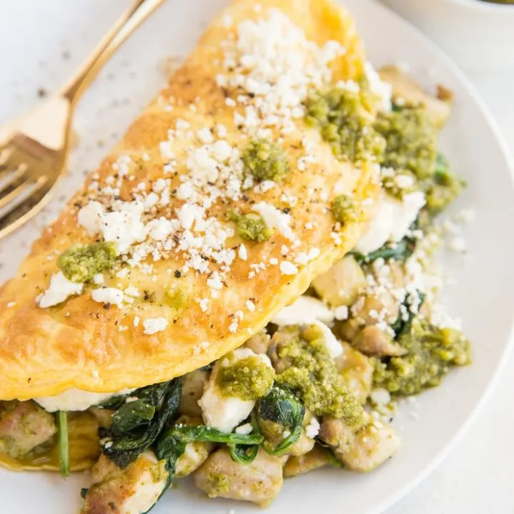 Pesto Chicken Omelette with spinach and feta - an easy, delicious, flavorful healthy breakfast recipe