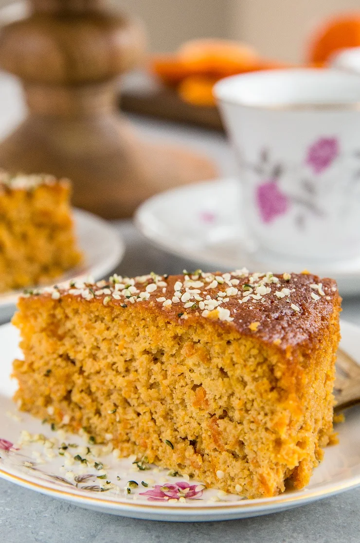 5-ingredient Paleo Clementine Cake - grain-free, refined sugar-free, dairy-free - a healthy enough cake for breakfast