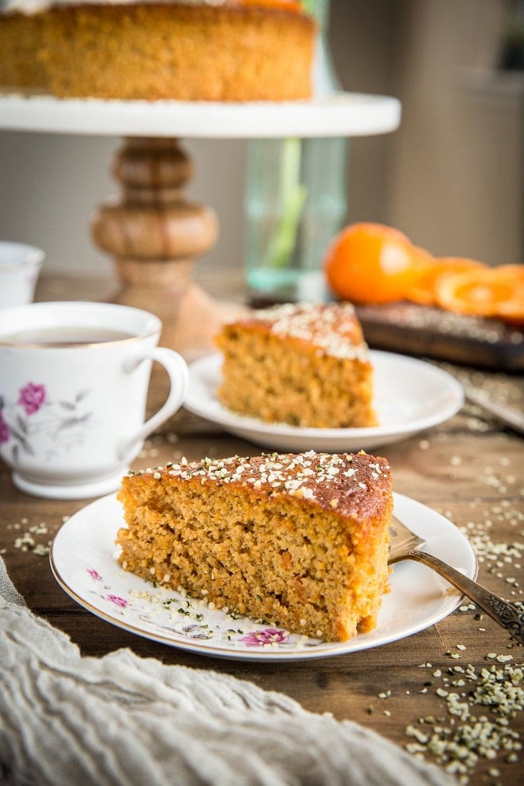 5-Ingredient Paleo Clementine Cake made grain-free, dairy-free, oil-free, and refined sugar-free. An amazing dessert for sharing for brunch!