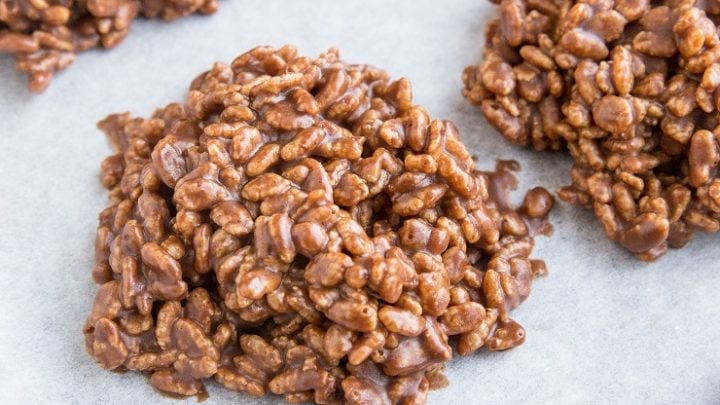 No Bake Peanut Butter Cookies with crispy rice cereal and chocolate - an easy and fun cookie recipe