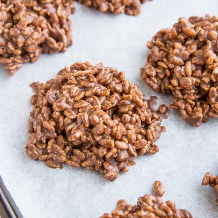 No Bake Peanut Butter Cookies with crispy rice cereal and chocolate - an easy and fun cookie recipe