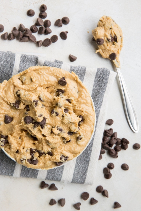 4-Ingredient Keto Peanut Butter Edible Cookie Dough comes together in 5 minutes for an egg-free cookie dough that is ready to eat!
