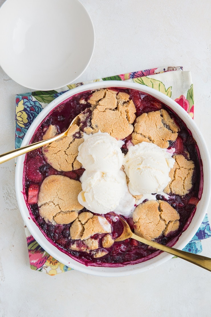 Low-Carb Berry Cobbler made with almond flour. Grain-free, sugar-free, and so easy to make!