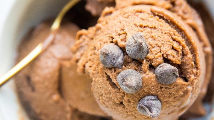 3-Ingredient Chocolate Banana Ice Cream - an easy no-churn paleo vegan ice cream recipe that requires no eggs, dairy, or ice cream maker!