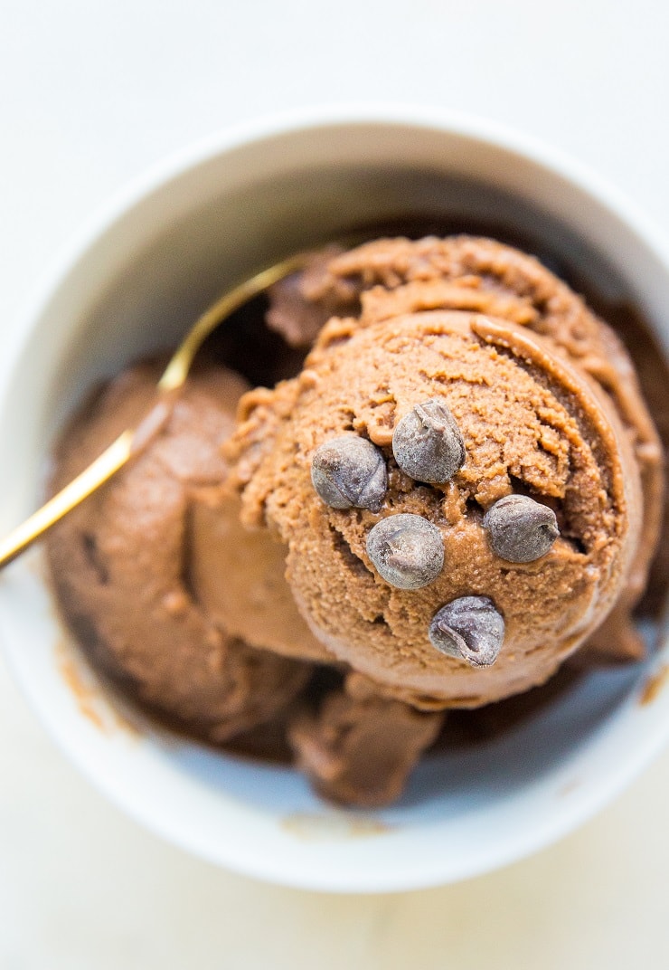 3-Ingredient Chocolate Banana Ice Cream - an easy no-churn paleo vegan ice cream recipe that requires no eggs, dairy, or ice cream maker!