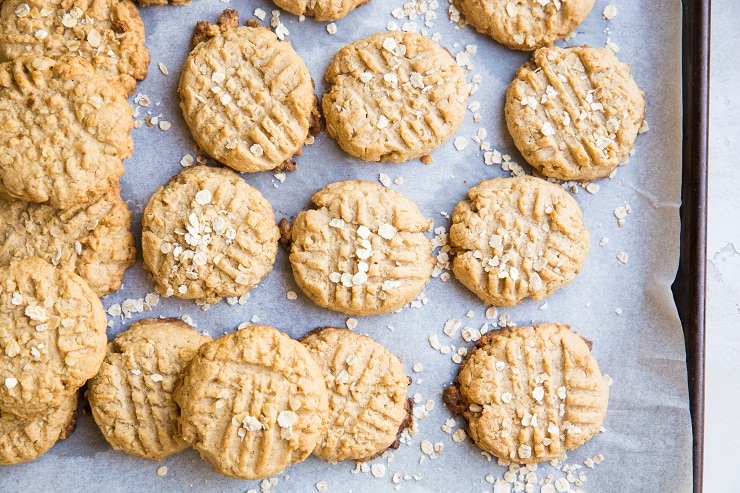 Delicious Oatmeal Peanut Butter Cookies made gluten-free. Easy to prepare and a great combination of flavors