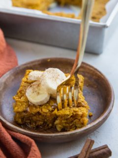 Pumpkin Baked Oatmeal (gluten-free, dairy-free) - a fall-infused healthy breakfast full of complex carbs and all the flavor!