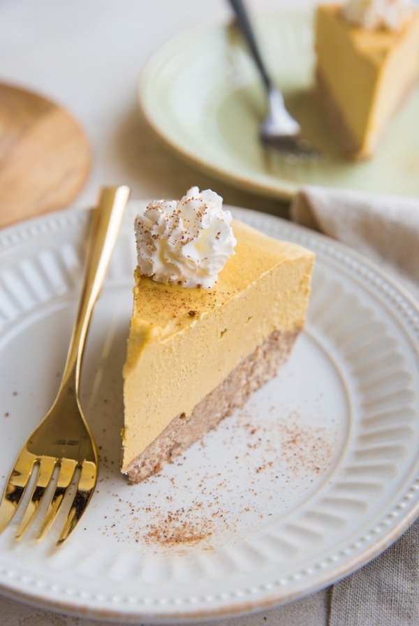 Keto No-Bake Dairy-Free Pumpkin Cheesecake - a cashew-based non-dairy sugar-free cheesecake. A warmly-spiced, deliciously creamy and tangy treat