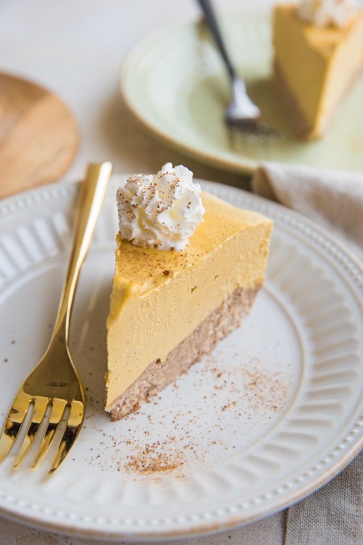 Keto No-Bake Dairy-Free Pumpkin Cheesecake - a cashew-based non-dairy sugar-free cheesecake. A warmly-spiced, deliciously creamy and tangy treat