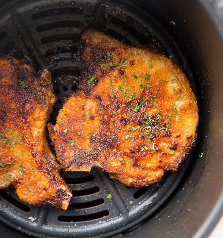 Easy Air Fryer Pork Chops and Green Beans - an easy, delicious dinner recipe