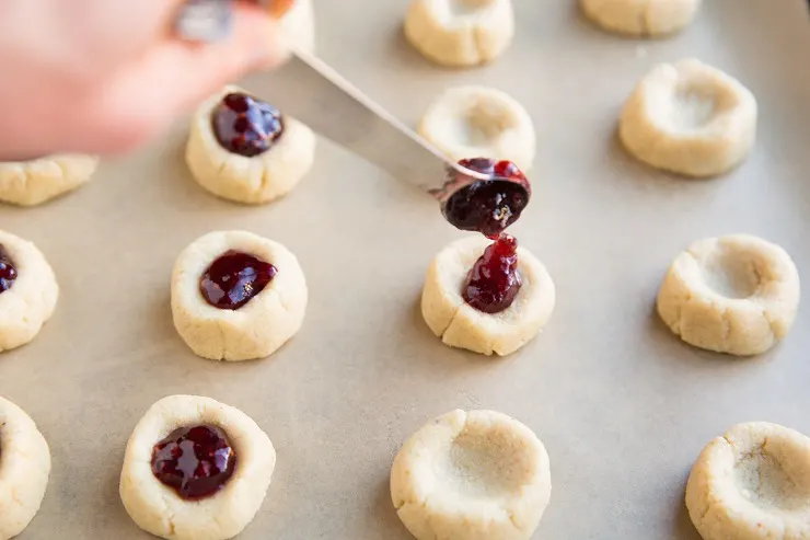 Fill each cookie with 1/2 teaspoon raspberry jam
