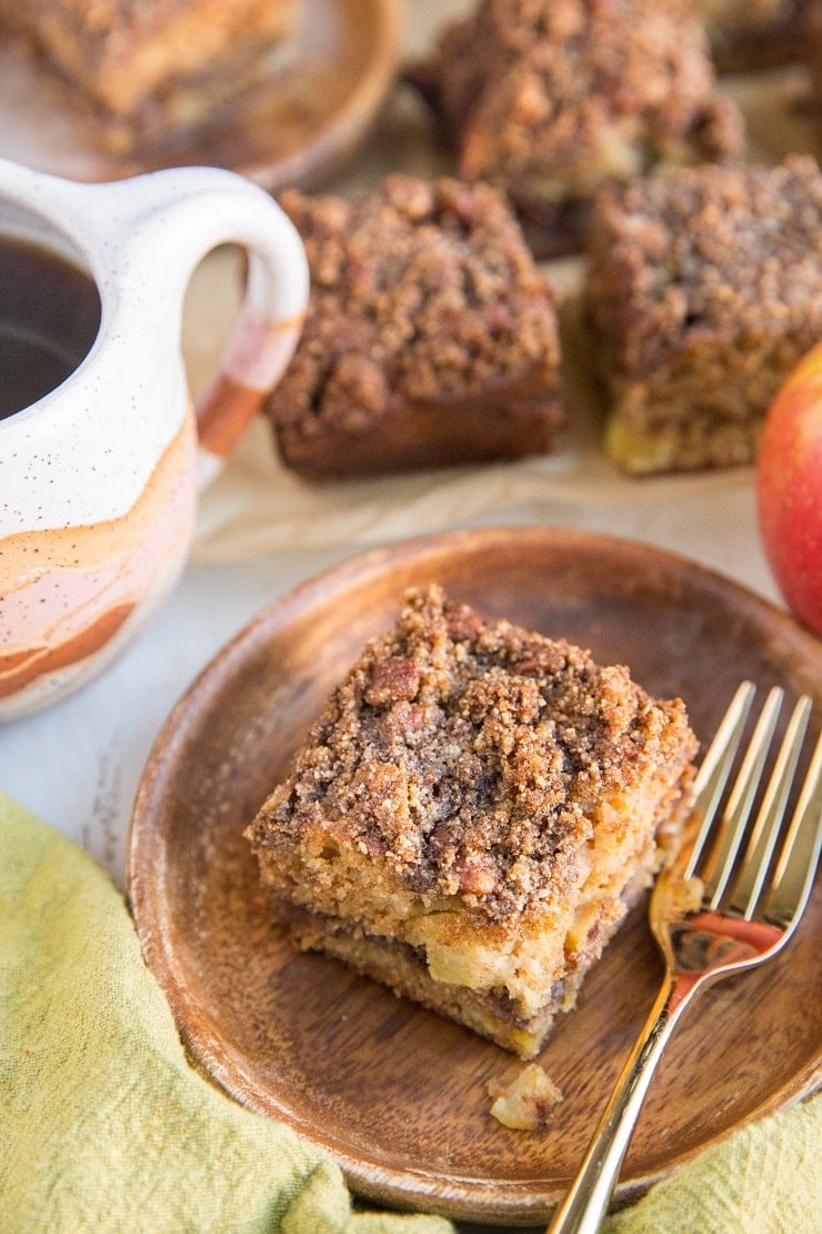Paleo Apple Coffee Cake - grain-free, refined sugar-free, dairy-free, healthy gluten-free coffee cake recipe with apples and streusel topping!