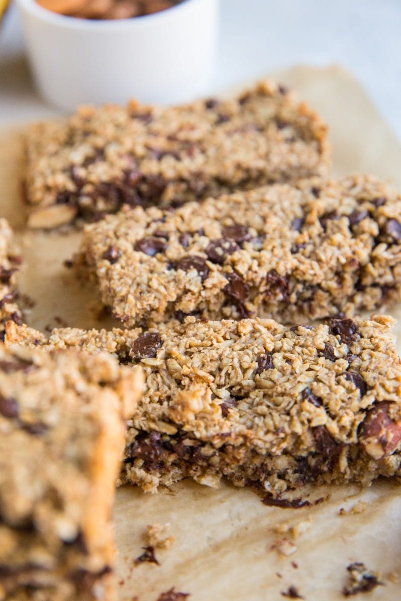 Healthy Granola Bar recipe made with 5 basic ingredients. Gluten-free, refined sugar-free, sweetened mostly with banana!