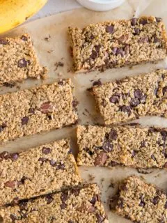 5-Ingredient Healthy Granola Bars sweetened mostly with banana. An easy, delicious crunchy granola bar recipe!