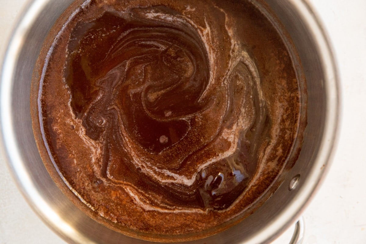 Heat the chocolate and butter in a saucepan until creamy