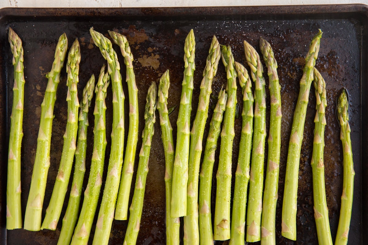 Asparagus on a roasting pan with oil, salt and garlic powder