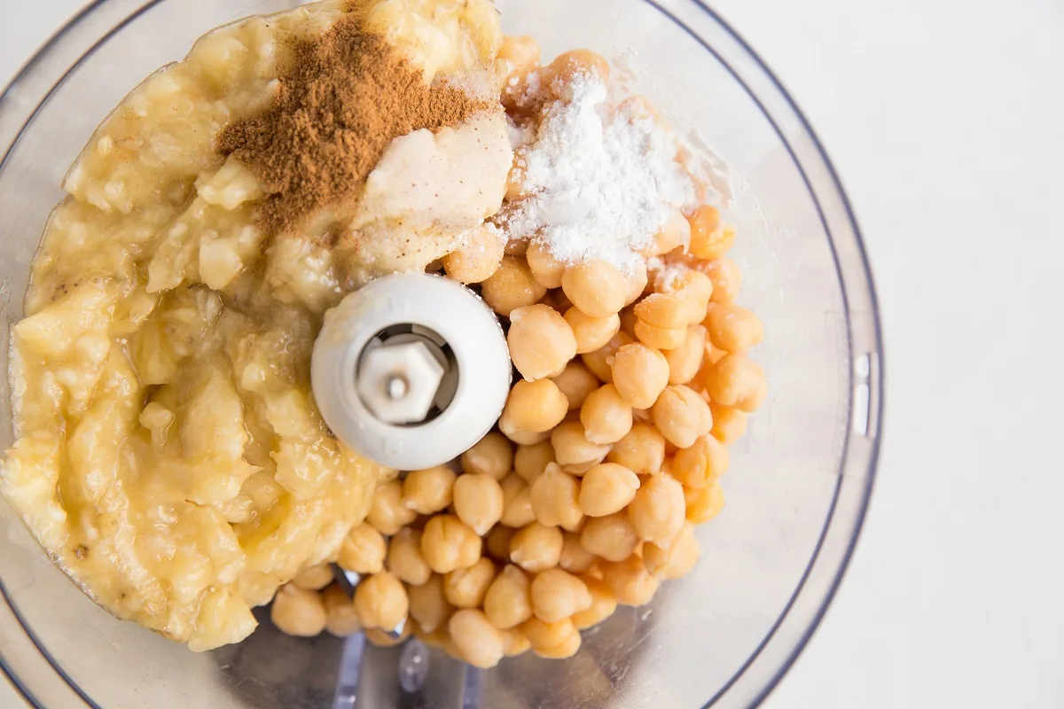All of the ingredients for the chickpea bars in a food processor