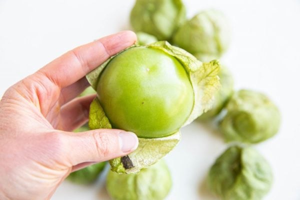 Peeling a tomatillo