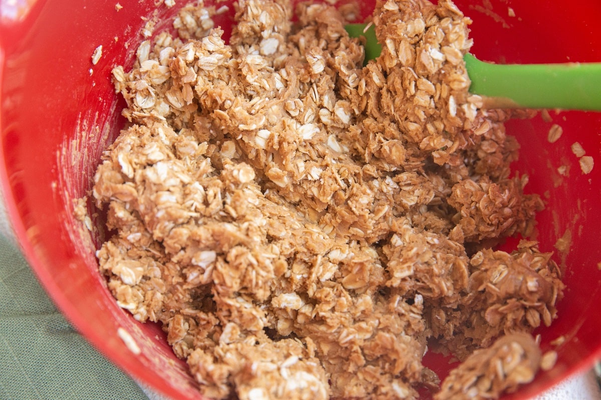 Mixture of oatmeal, peanut butter, and honey in a mixing bowl.