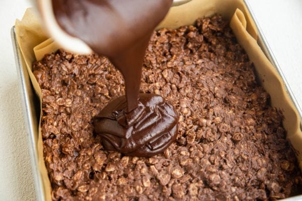 Pour the melted chocolate over the crispy rice layer