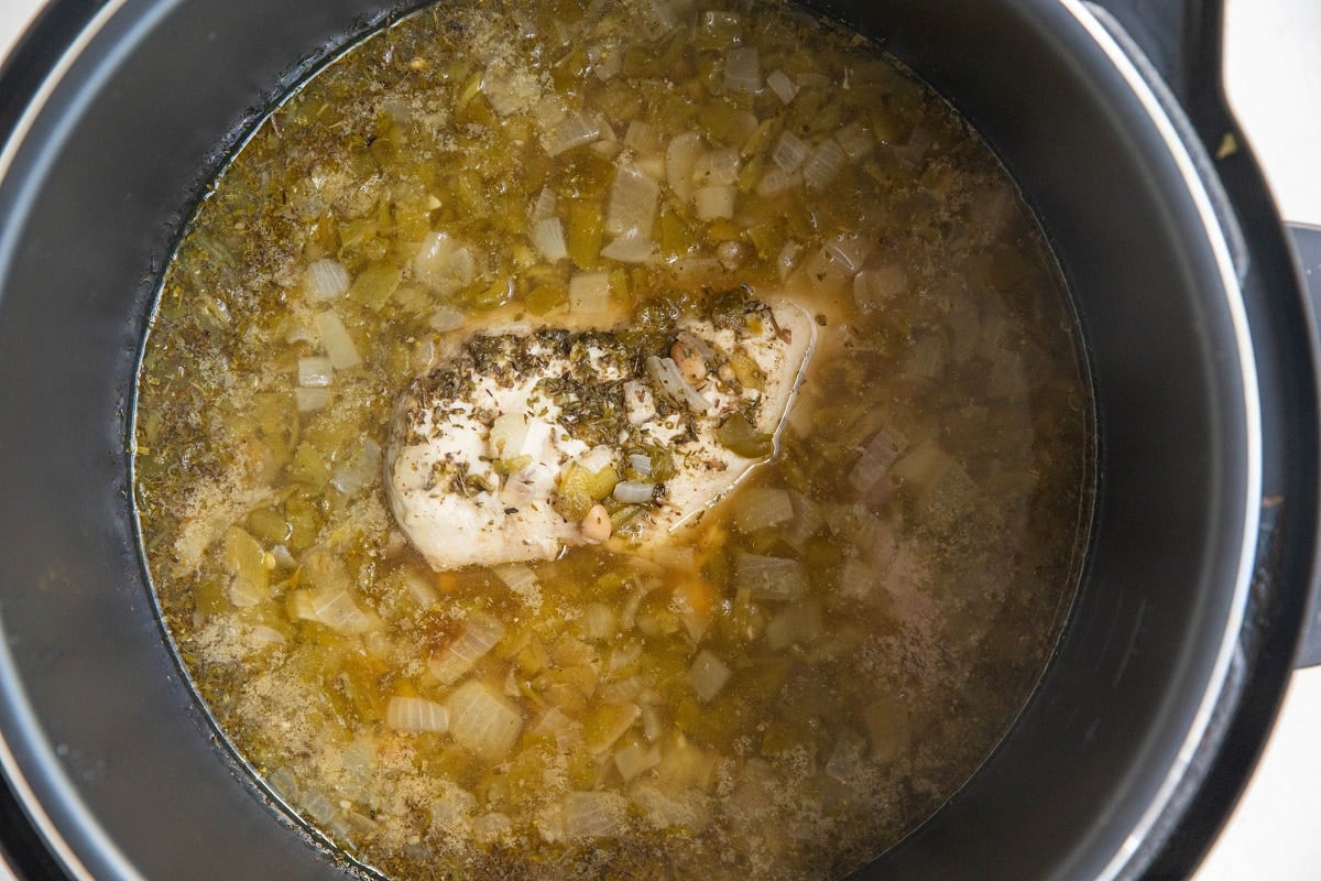 Finished white chicken chili in an instant pot