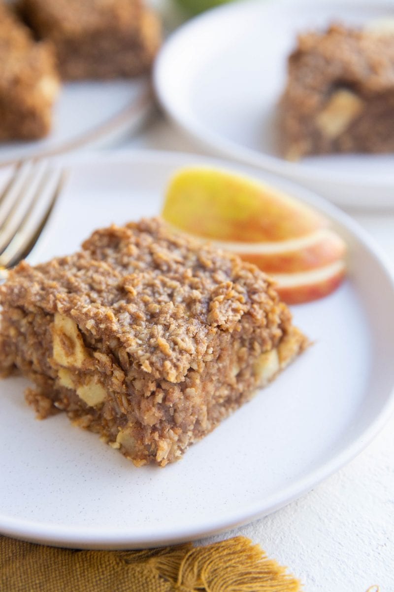 Oatmeal apple bar on two plates with slices of apple
