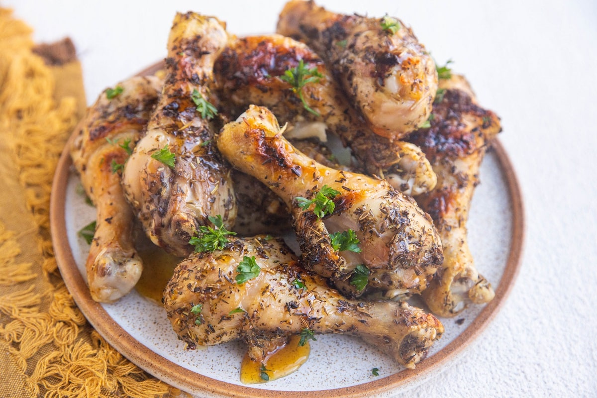 Horizontal photo of a plate of drumsticks.
