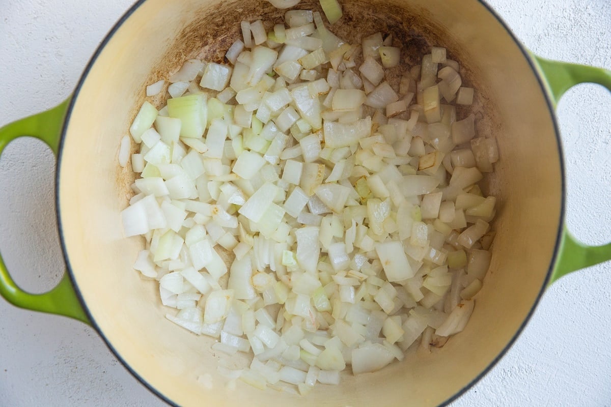 Hagyma párolása leveses fazékban curryleves elkészítéséhez.