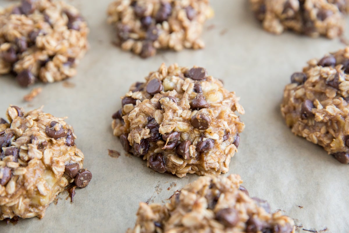 3-Ingredient Oatmeal Cookies with chocolate chips - gluten-free, egg-free, refined sugar-free, healthy