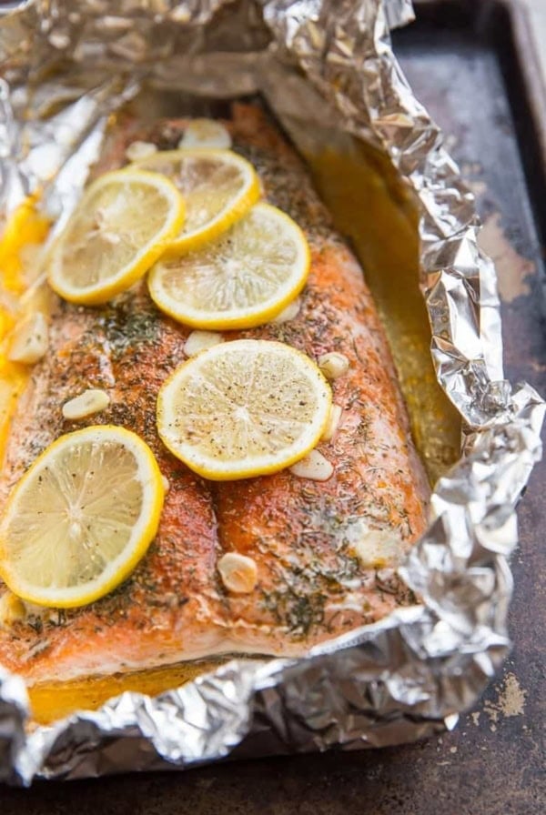 Salmon Baked in Foil with garlic and lemon - an easy healthy dinner recipe