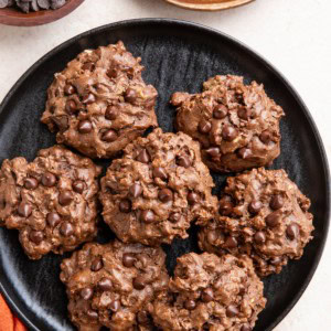 Black plate of chocolate peanut butter cookies