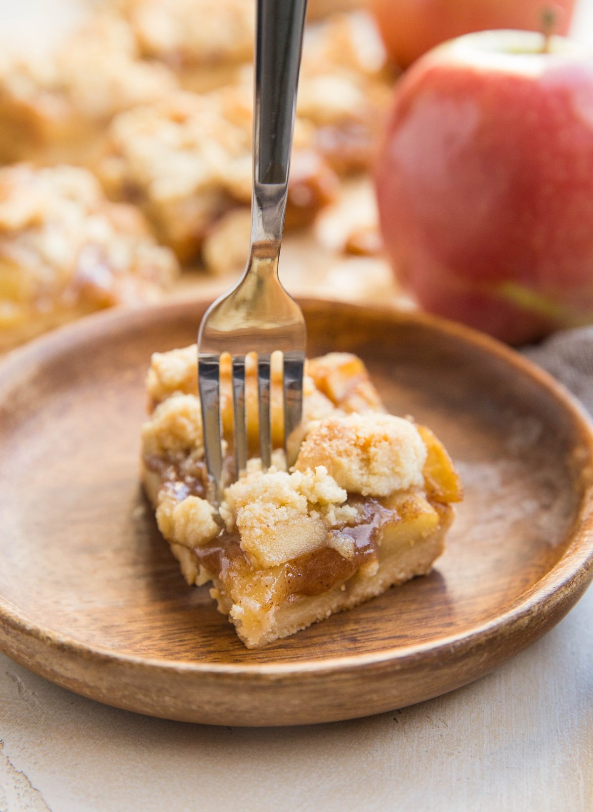 Vegan Paleo Apple Pie Bars made with only 6 ingredients! Grain-free, refined sugar-free, dairy-free and delicious!