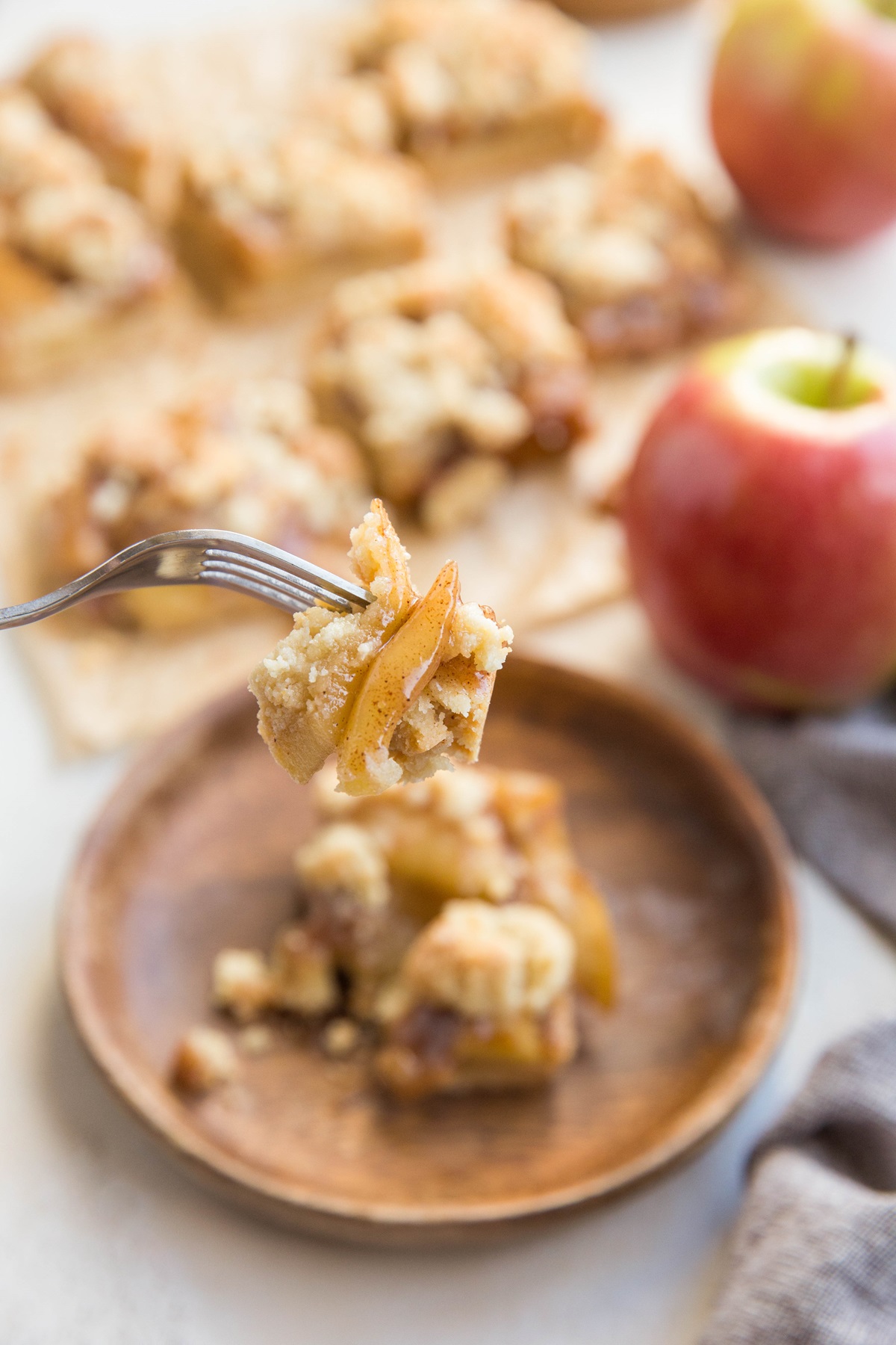 Paleo Apple Crumb Bars made with almond flour. 6 ingredients, paleo, vegan, gluten-free, dairy-free and healthy
