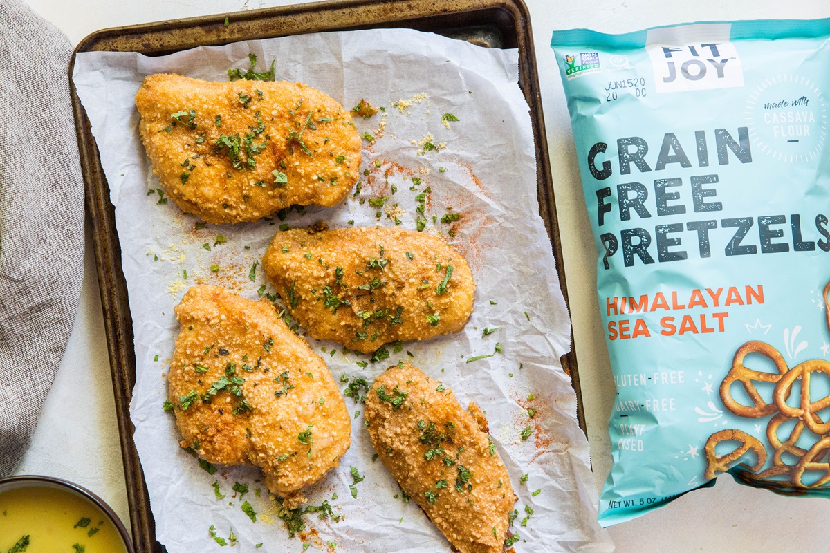 Grain-Free Pretzel-Crusted Baked Chicken - a healthier take on crispy chicken #glutenfree
