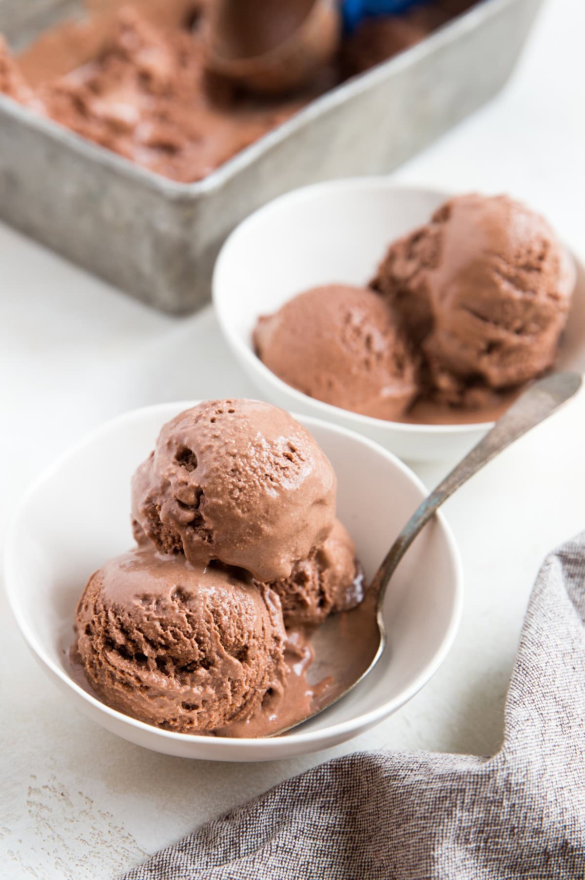 Easy chocolate ice cream recipe - two bowls of no-churn chocolate ice cream