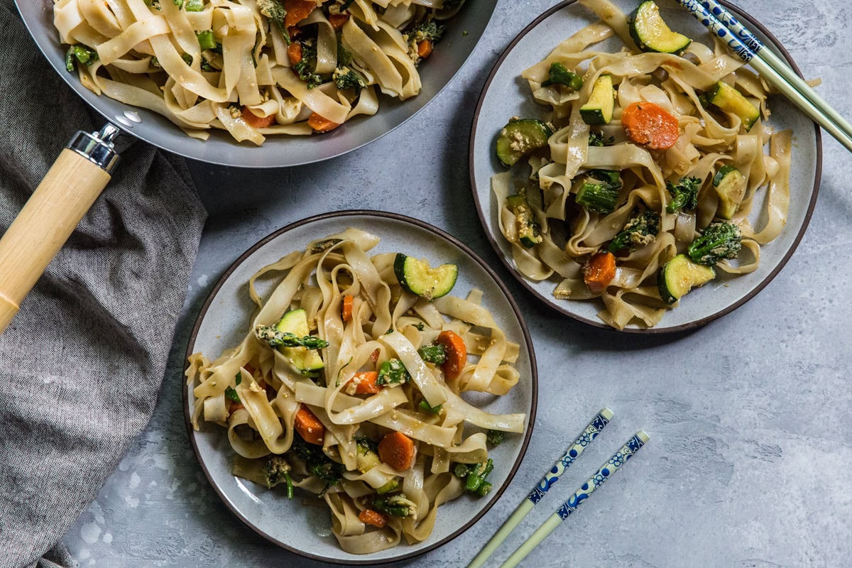Thai Stir Fry Noodles (Pad See Ew) with vegetables - a gluten-free, healthy noodle recipe | TheRoastedRoot.net