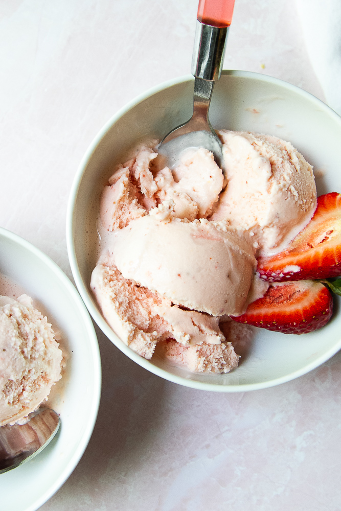 Strawberry frozen yogurt in bowls.