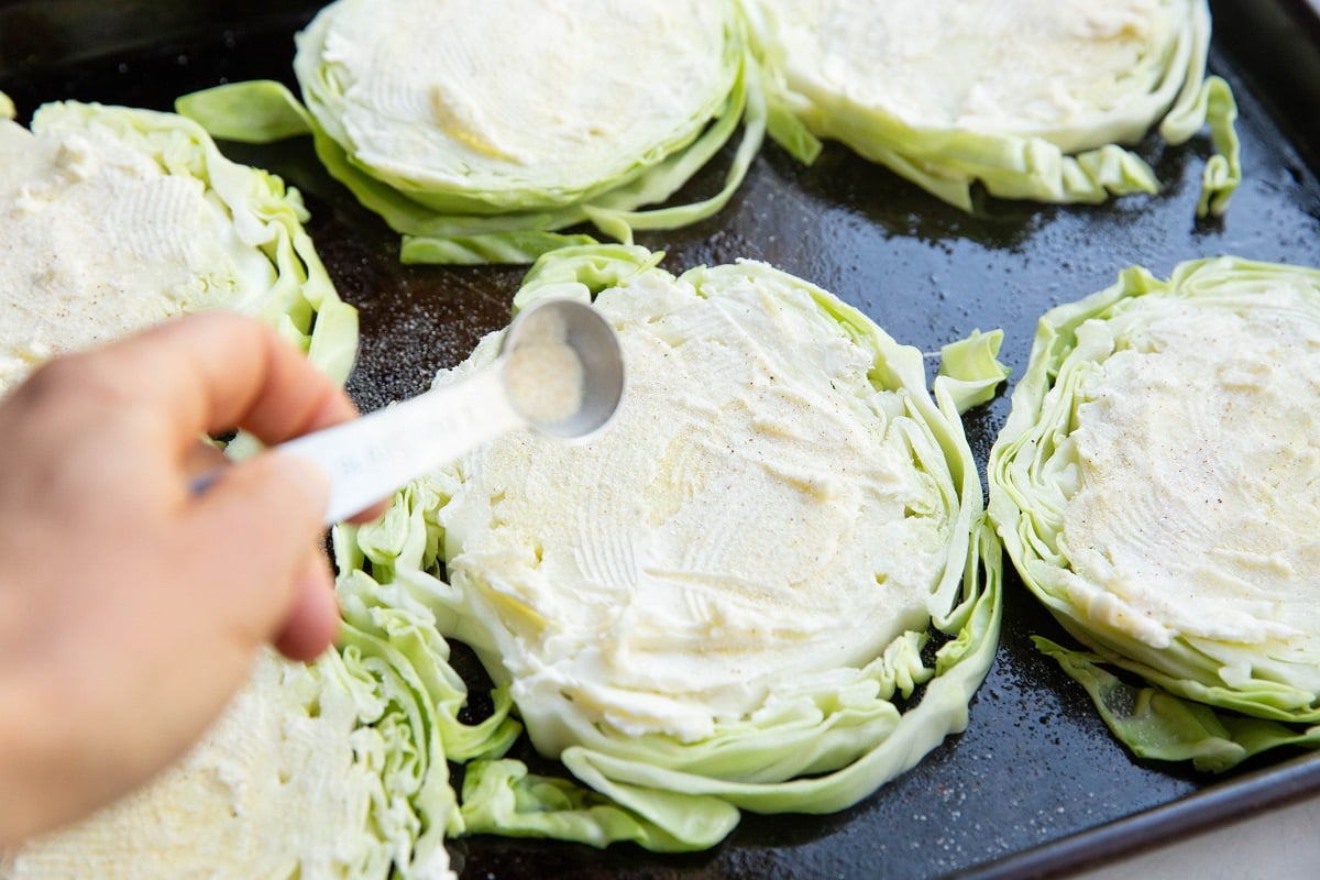 Sprinkling cabbage with onion powder.