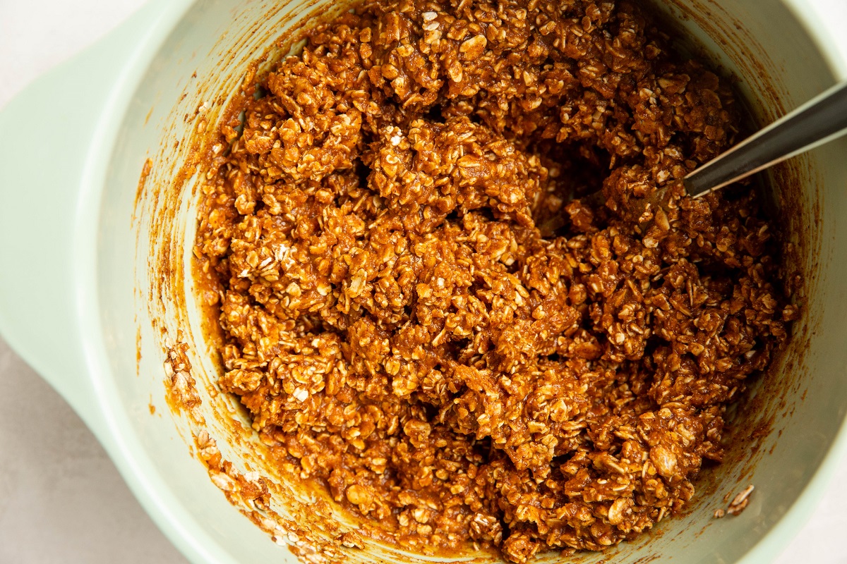 Pumpkin oatmeal mixture to make no-bake pumpkin oatmeal bites.